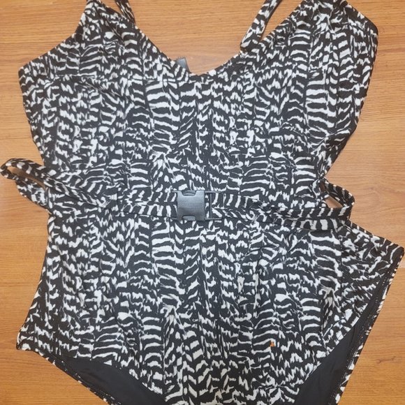 Curves Black Animal Print Belted Swimsuit w/adjustable strap (Never Worn) - Picture 2 of 7